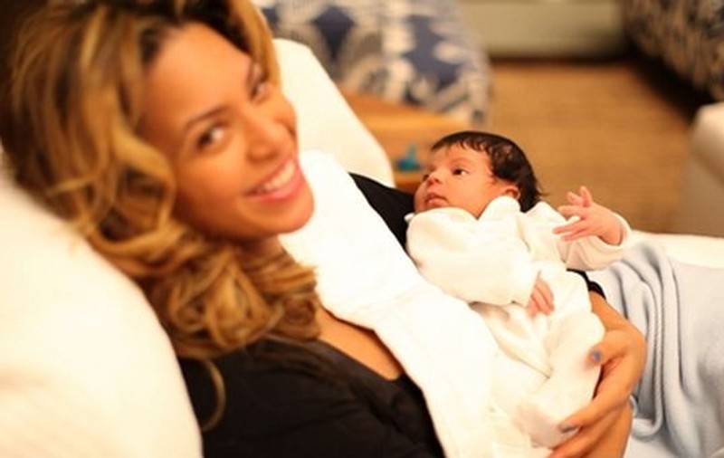 Uite primele imaginii cu fetița cuplului Beyonce - Jay-Z. Cu cine crezi că seamănă mai mult? | FOTO