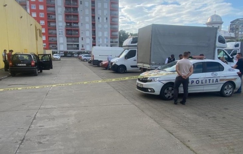 Bărbatul care l-a împuşcat în cap pe presupusul amant al iubitei sale și i-a înfipt o șurubelniță în gât, într-o parcare din Arad, trimis în judecată