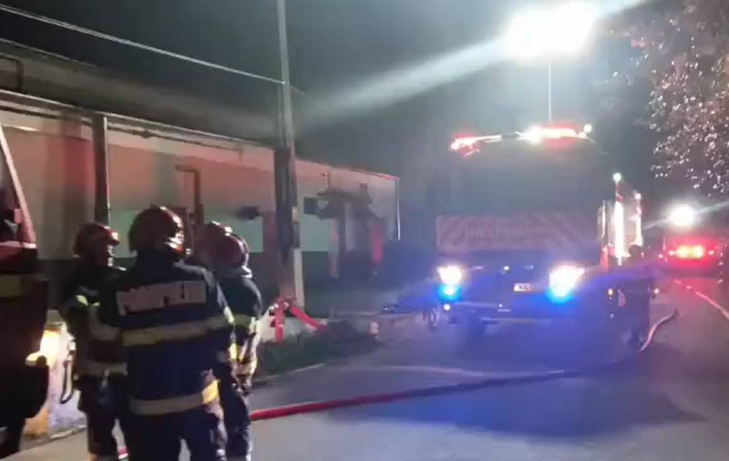 Incendiu la fabrica de arme Cugir, în hala cu muniție. Radu Miruță merge la fața locului