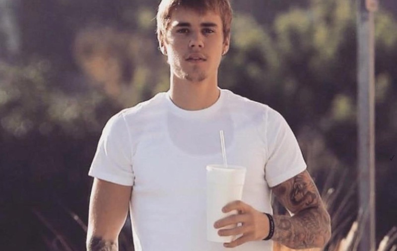 Justin Bieber și-a făcut un tatuaj nou. Ce și-a scris pe gât