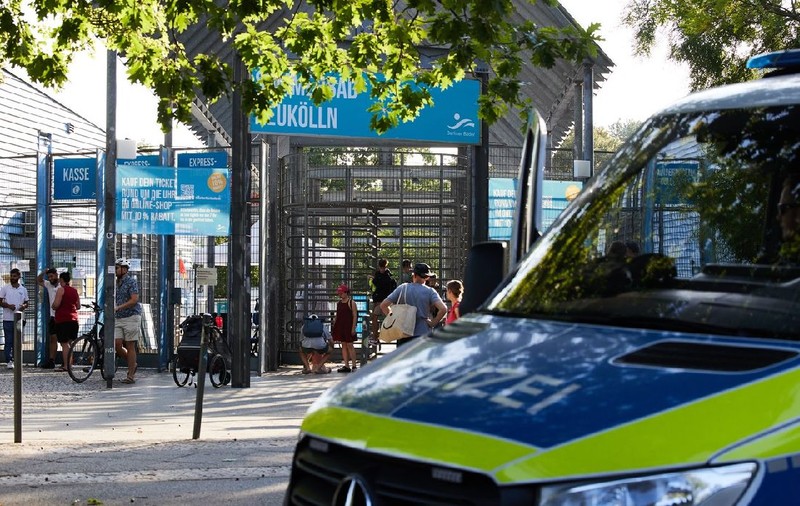 Germania își transformă piscinele publice în fortărețe cu pază armată și sârmă ghimpată. Frica de bărbații străini