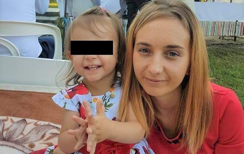 O fetiță de 3 ani a rămas orfană. Mama ei s-a stins după o săptămână de chin, după ce și-a salvat copila de la moarte