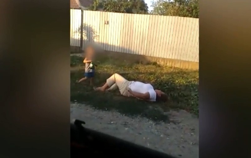 O mamă beată a căzut pe stradă. Fiul ei de 6 ani îi ținea sticla de bere: „Iar ai băut, mamă? O să se aleagă praful de tine!”
