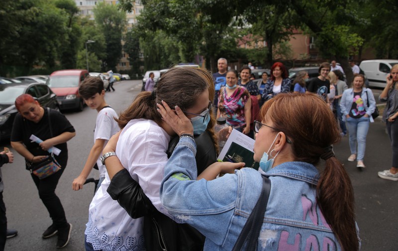 Evaluarea Națională | Testarea la română, emoții mai mari pentru părinți decât pentru copii: ”A fost ușor, mă aștept la notă mare”