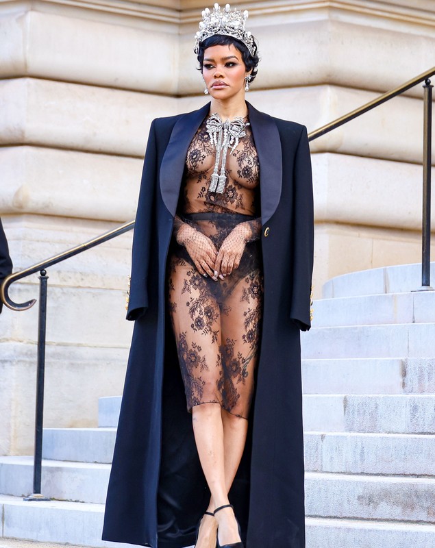 Teyana Taylor a lăsat totul la vedere într-o rochie transparentă din dantelă. A purtat bijuterii inspirate de jaful de la Luvru