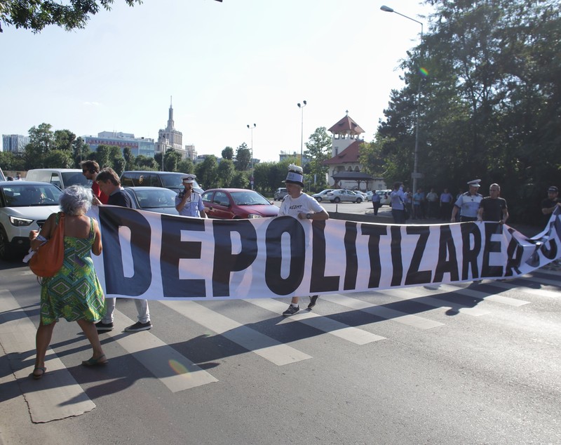 Protest la Fântâna Miorița din București. Oamenii au blocat trecerea de pietoni, în semn de protest față de ultimele modificări ale codurilor penale