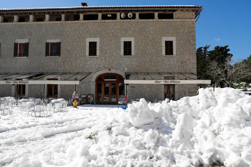 01 March 2023, Spain, Escora: The parking lots and outdoor catering of the monastery of Lluc in the pilgrimage town of Escora is covered with snow. Mallorca has requested the help of the Military Emergency Unit UME to cope with the consequences of the winter storm "Juliette". In the monastery of Lluc, nearly 100 excursionists were snowed in without cell phone reception or electricity. At least the pilgrimage site has enough sleeping places and food.,Image: 759558830, License: Rights-managed, Restrictions: , Model Release: no