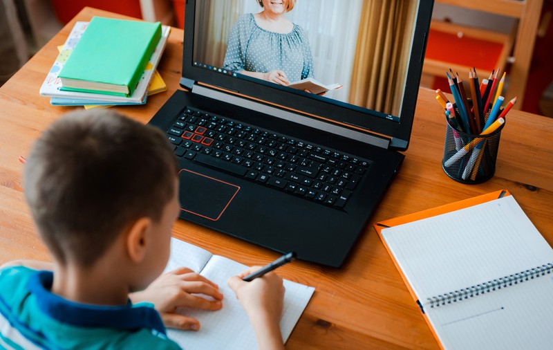 Marea păcăleală națională a burselor pentru elevii care au învățat online. Sute de părinți și de copii au rămas fără banii promiși. „A fost un experiment social”