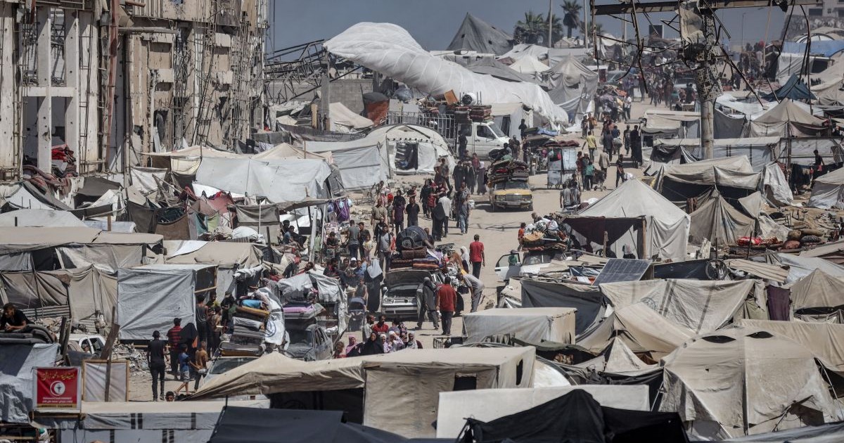 Palestinienii, inclusiv copii, din orașul Gaza, unde armata israeliană a lansat atacuri terestre în urma atacurilor aeriene, migrează spre regiunile sudice pe strada Al-Rashid din orașul Gaza, septembrie 2025