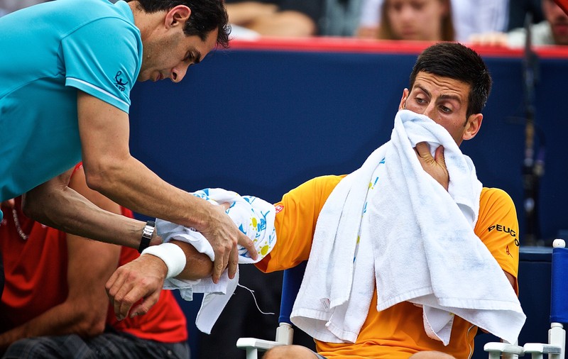 Sârbul Novak Djokovici: ”Cineva fumează joint pe stadion!” / VIDEO