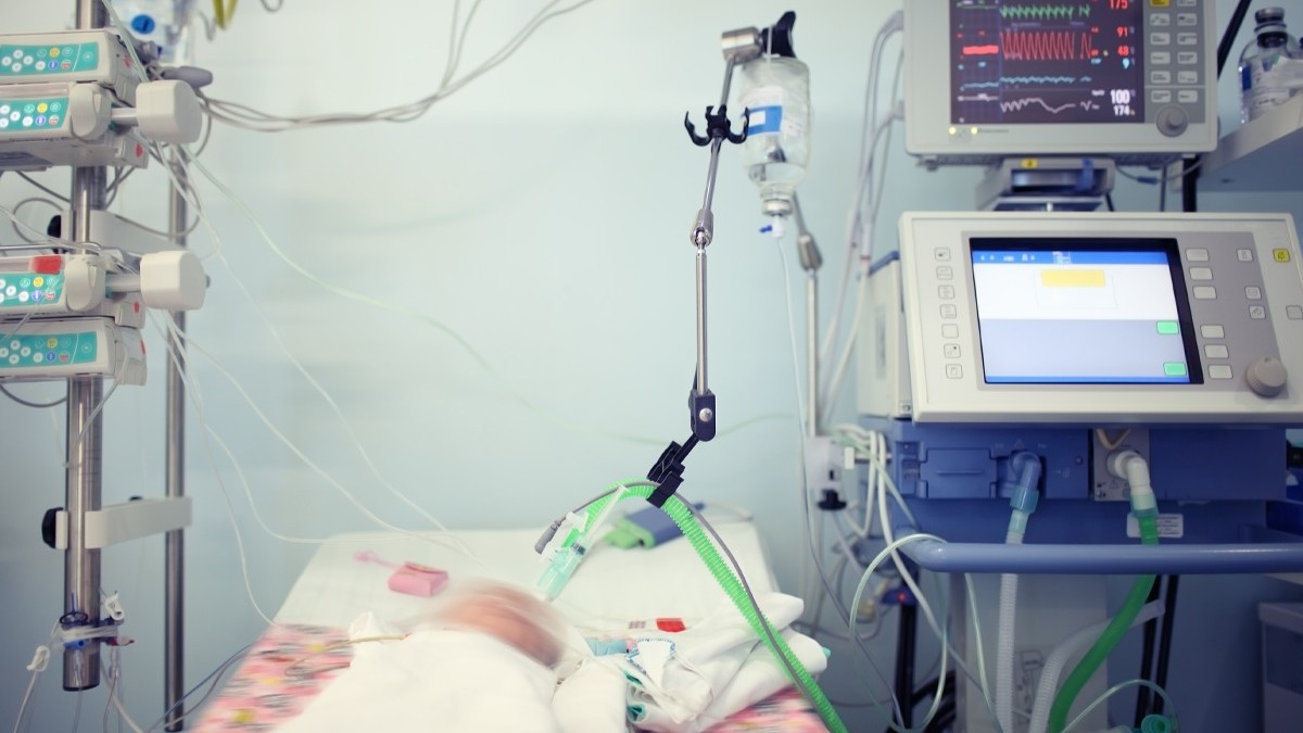 Un bebelus sta intr-un pat de spital si e conectat la un aparat. O nouă secție de terapie intensivă la Marie Curie.Fot Shutterstock