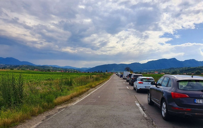 Drumul până la Castelul Bran, mai înspăimântător ca Dracula! Lucrări în plin sezon pe una dintre cele mai circulate șosele