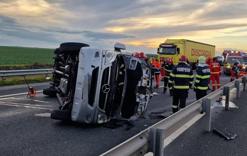 Un mort și 8 răniți, după ce un microbuz s-a răsturnat pe autostradă în Arad