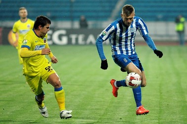 Alexandru Cretu, de la CSMS Iasi, se lupta pentru balon cu Alexandru Bourceanu, de la Steaua Bucuresti, in timpul meciului de fotbal din optimile de finala ale Cupei României Timisoreana, editia 2014-2015, disputat in Iasi, marti, 28 octombrie 2014. DAN DUTA / MEDIAFAX FOTO