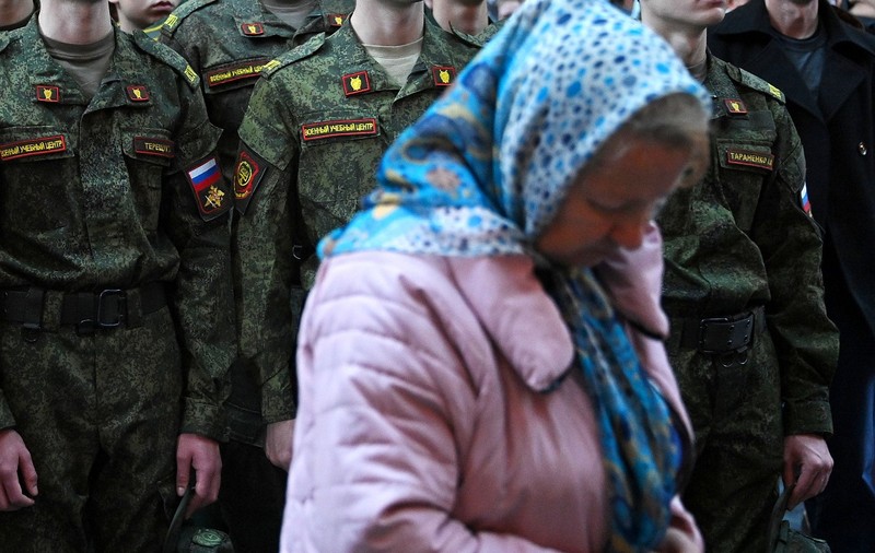 O rusoaică sunată să i se spună că soțul ei a murit pe front, în Ucraina, a început să țipe la telefon: „Ce fel de glumă e asta?!”