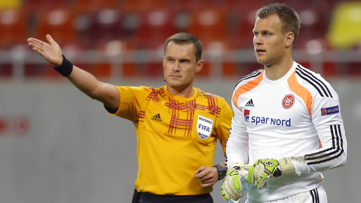 Arbitrul rus Vladislav Bezborodov (stânga) l-a elimnat pe portarul danez Nicolai Larsen (dreapta) în meciul Steaua - Alborg din UEFA Europa League, disputat pe 18 septembrie 2014