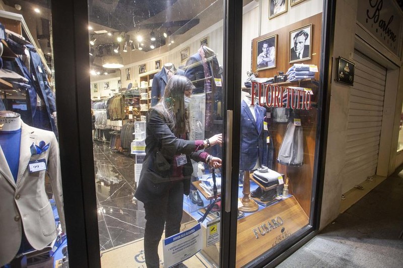 Magazinele din aproape toată Italia vor trage obloanele de Paștele catolic. Foto: EPA