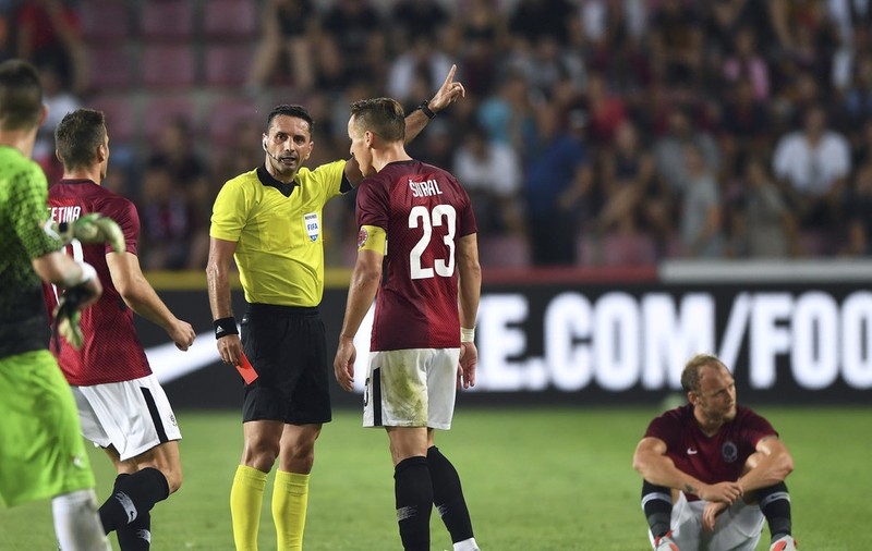 Arbitrul Colțescu a scăpat miraculos din revoluția de la Praga | FOTO&VIDEO