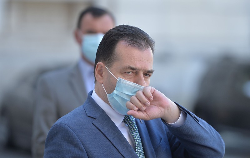Măștile de protecție ar putea să devină obligatorii și în aer liber, în spațiile aglomerate. Orban: “Discutăm această posibilitate”
