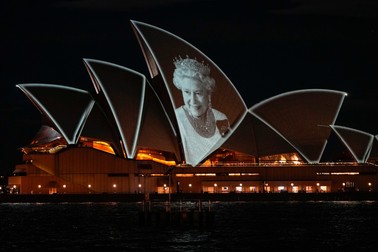 Opera din Sydney, Australia, este iluminată vineri cu un portret al reginei Elisabeta a II-a. Foto: Profimedia