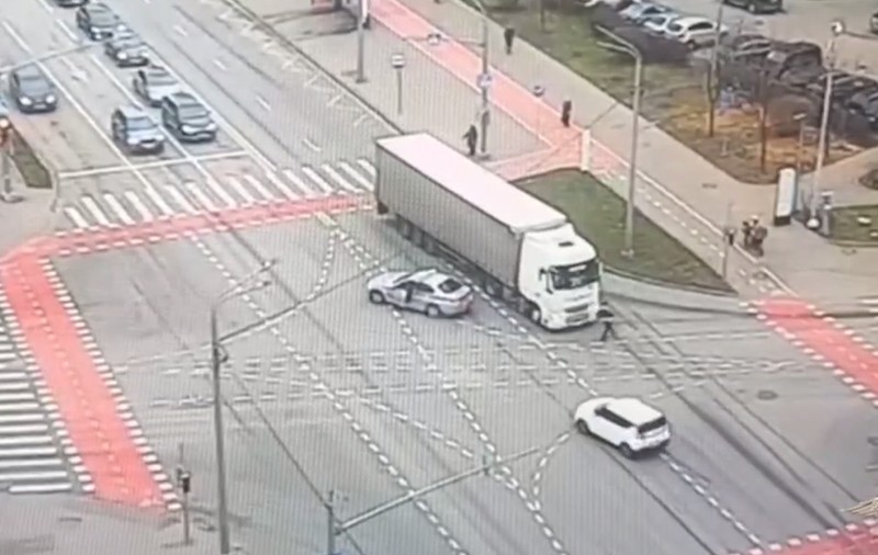 Un șofer de TIR a murit la volan și camionul a mers singur prin intersecție. Un polițist s-a urcat la volan și l-a oprit, în centrul Moscovei