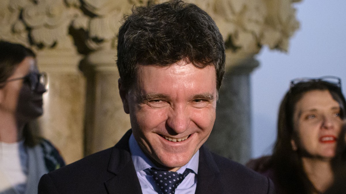 Nicușor Dan surprins la conferinta de presa in timpul careia a anunțat că va candida la alegerile prezidențiale 2025 - 16 decembrie 2024.