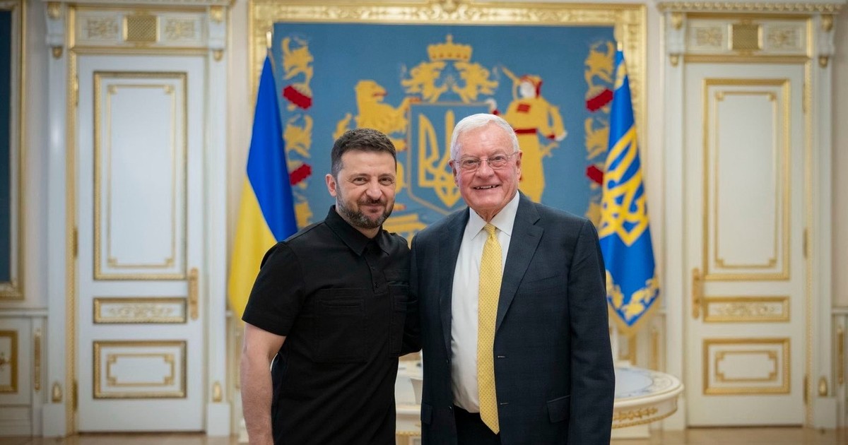 Volodimir Zelenski (stânga) l-a primit luni, la Kiev, pe emisarul american Keith Kellogg (dreapta) Foto: Profimedia