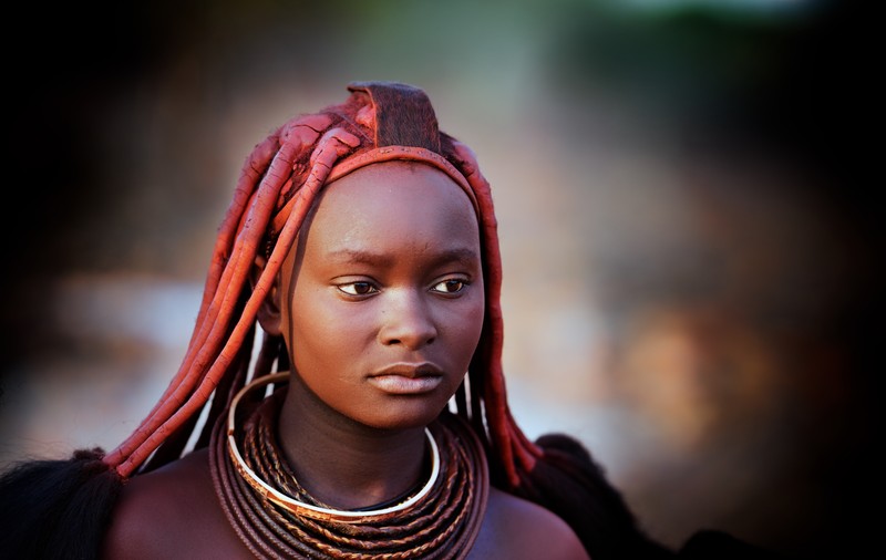 Femeile din tribul Himba au ajuns cunoscute în toată lumea. Nu se spală niciodată, dar atrag bărbații prin goliciunea și frumusețea lor naturale | FOTO