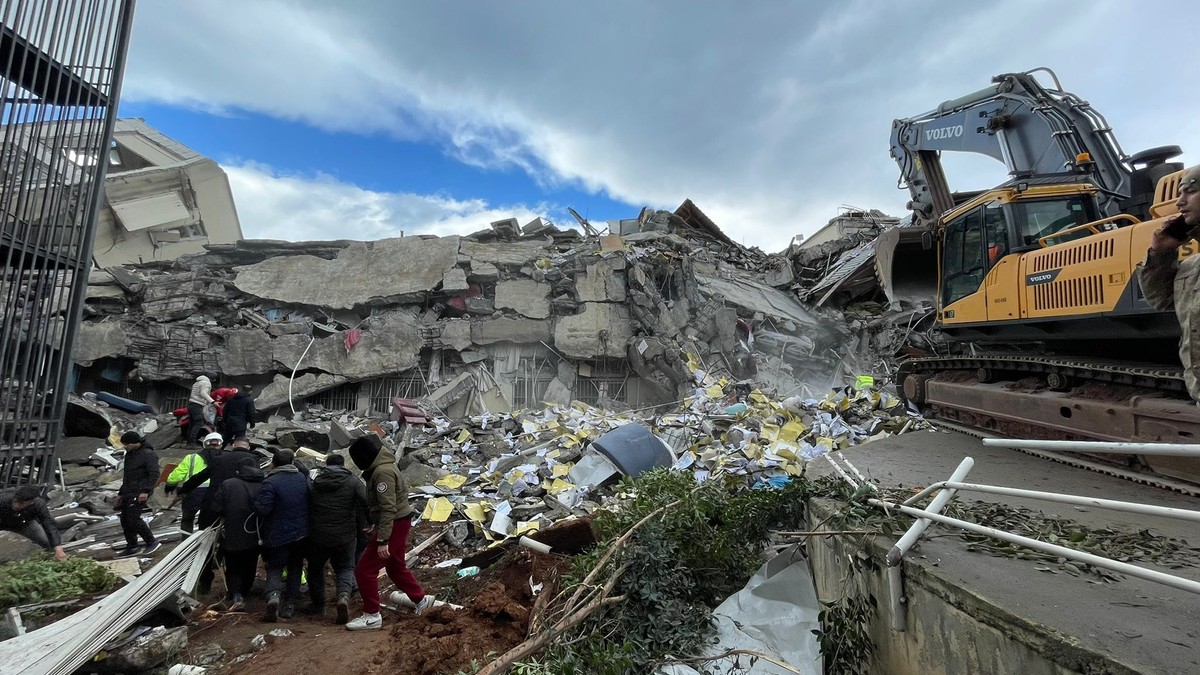 Operațiunile de căutare și salvare continuă în spitalul din Hatay prăbușit, după ce un cutremur cu magnitudinea de 7,8 a lovit districtul Iskenderun din Hatay, Turcia, pe 6 februarie 2023. | Foto: Sezgin Pancar / Agentia Anadolu/ABACAPRESS.COM