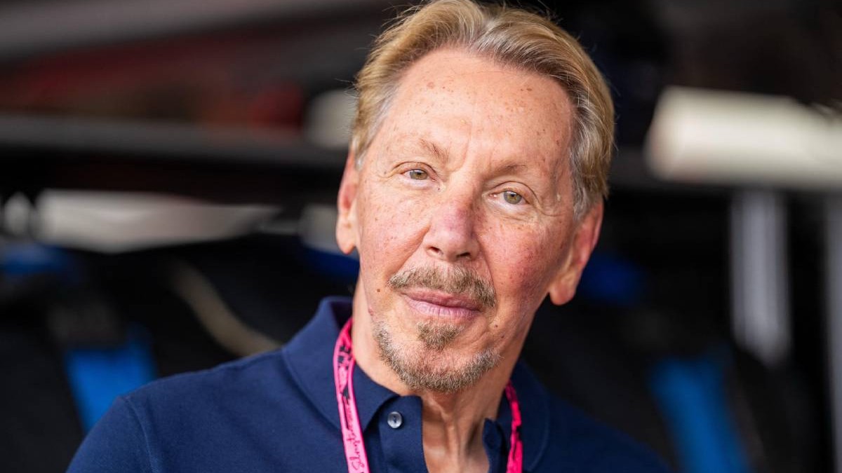 prim-plan cu Larry Ellison, fondatorul Oracle, îmbrăcat într-o cămașă bleumarin și cu o ghirlandă roșie la gât