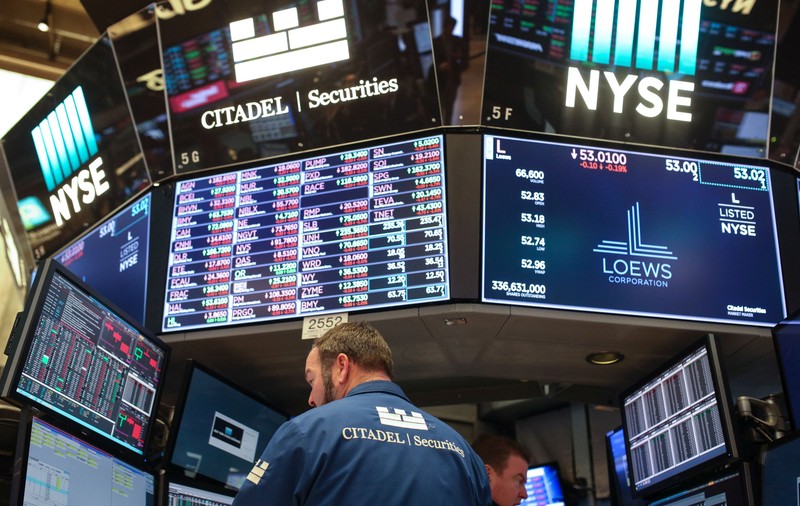 Bursa de la New York, dată peste cap de COVID-19. Tranzacţiile de pe Wall Street, suspendate din cauza căderii indicelui S&P 500