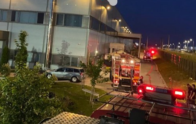 Incendiu la o fabrică de electronice din Sibiu. Zeci de angajați s-au autoevacuat, nu au fost raportate victime