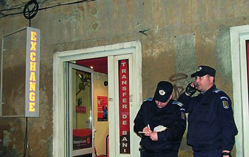 Patru suspecţi, surprinşi de camerele de supraveghere