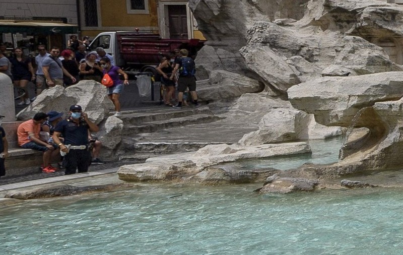 Doi români care înșelau turiști cu alba-neagra la Fontana di Trevi au încercat să mituiască polițiștii. Sursă foto: Getty Images