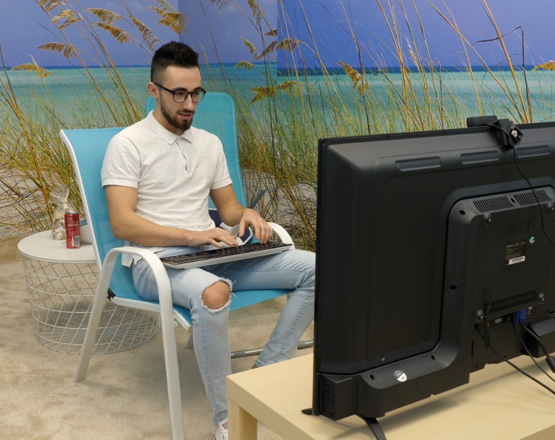 VIDEO / Cel mai mare videochat de băieți din Europa este la București. Cum arată băieții și câți bani câștigă