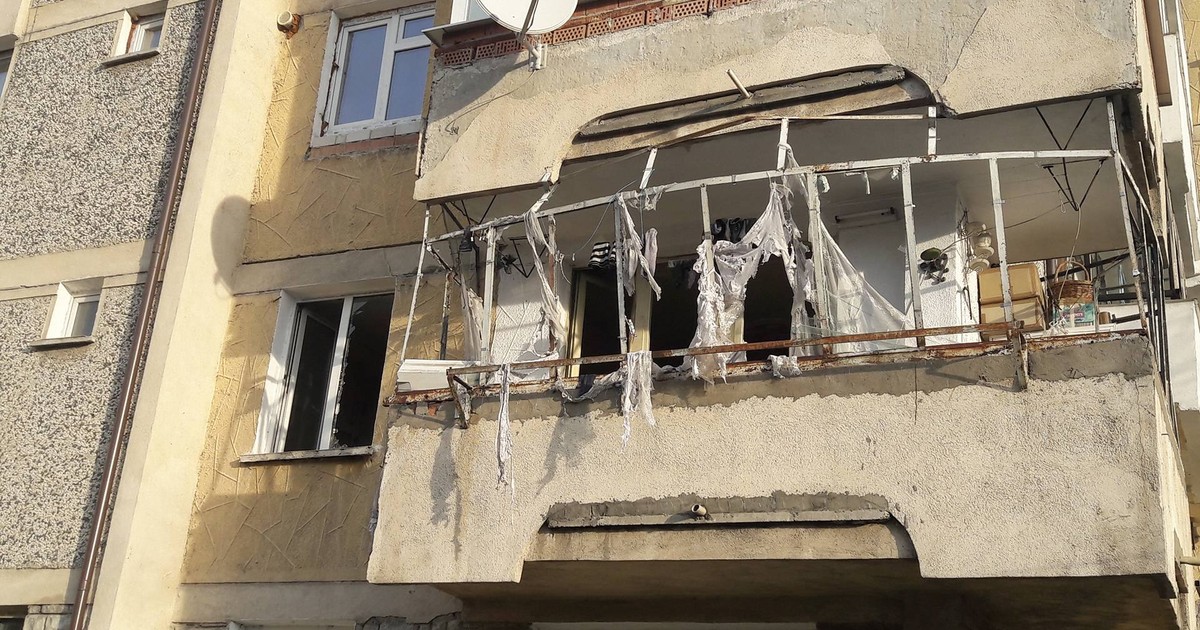 Explozie urmată de incendiu într-un bloc de locuințe din Brăila. Proprietarul de 83 de ani a fost preluat de SMURD