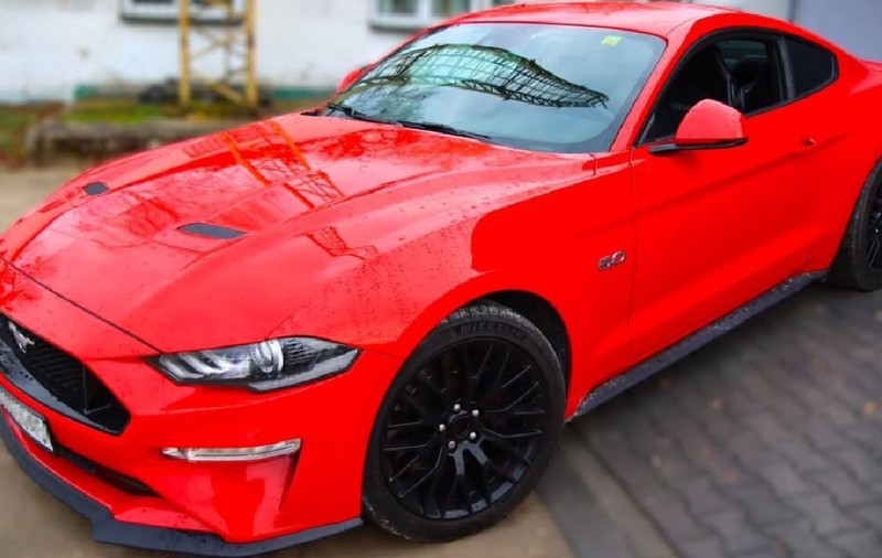 Poliția vânează vitezomanii cu un Ford Mustang GT de 450 CP, confiscat de la un șofer găsit într-un șanț, în Polonia