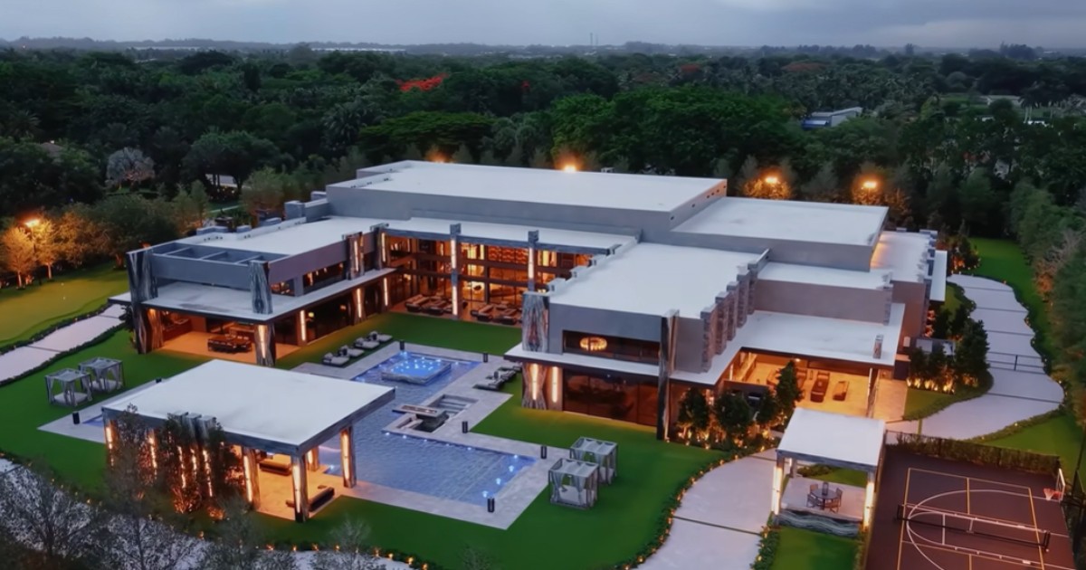 Vila de lux Skyfall văzută de sus cu piscină iluminată, gazon si teren de baschet