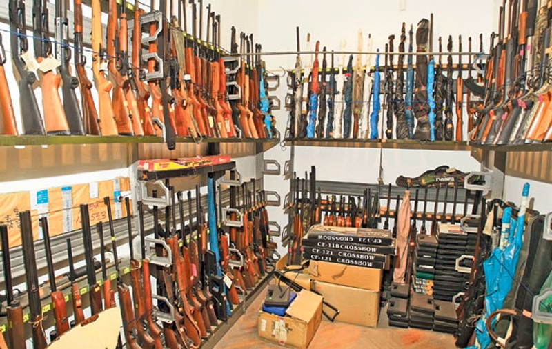 300 de arme ale mafiei, în depozitele Poliţiei