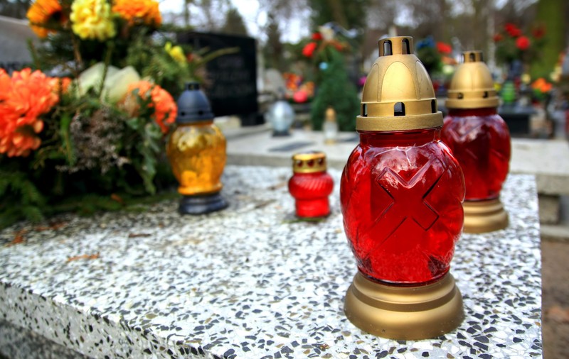De ce aprindem lumânări la cimitir