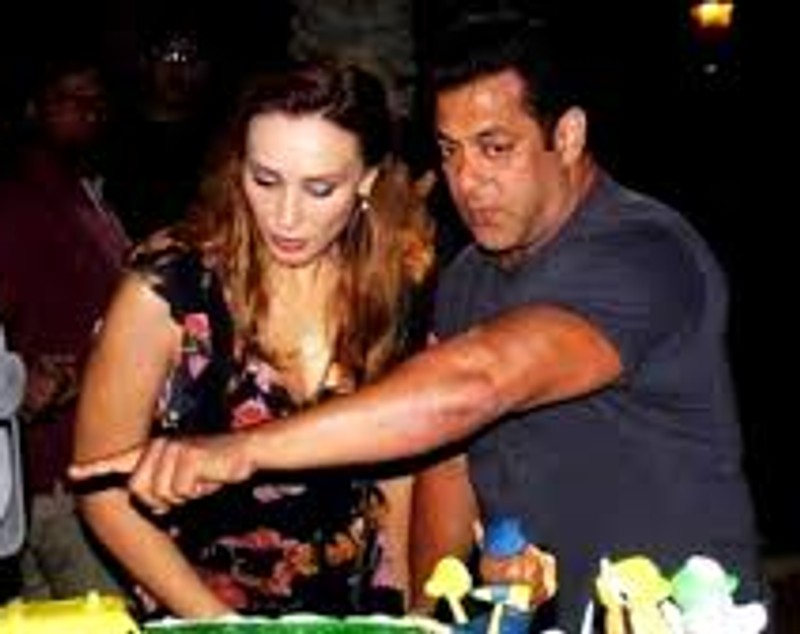 Ce i-a spus Salman Khan Iuliei Vântur, atunci când vedeta a decis să urmeze o carieră muzicală. „Mi-au trebuit ani de zile de muncă, să dovedesc!”