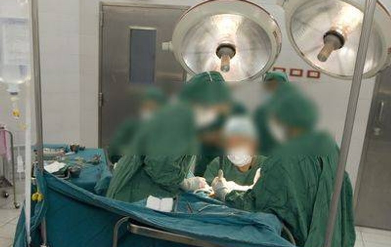 Și-au pierdut fetița în urma unei banale operații de apendicită, iar acum îndură bătaia de joc a autorităților