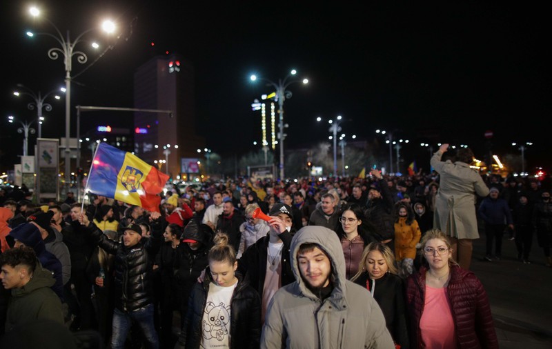 Proteste în București și mai multe orașe din țară, în timpul nopții, față de noile restricții impuse de autorități