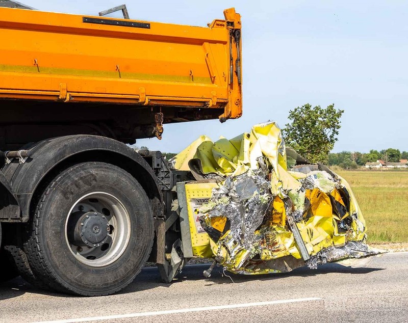 Șofer român de TIR, scăpat miraculos cu viață dintr-un accident violent. Cabina a fost distrusă complet pe o autostradă din Ungaria