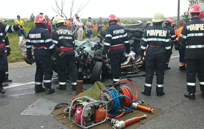UPDATE: Grav accident în Bălțați, județul Iași, între un autocar, un microbuz și o mașină. Un bărbat a murit și alte trei persoane au fost rănite / FOTO&VIDEO