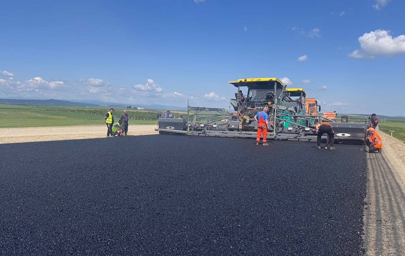 Autostrada Bacău – Pașcani intră pe ultima sută de metri, dar termenul din 2026 începe să se clatine