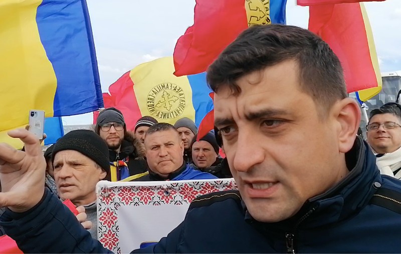 Reportaj din autocarul AUR de la Constanța la București. Cântece patriotice și discuții despre război: „Să vină rușii, să-l dea jos pe Iohannis”