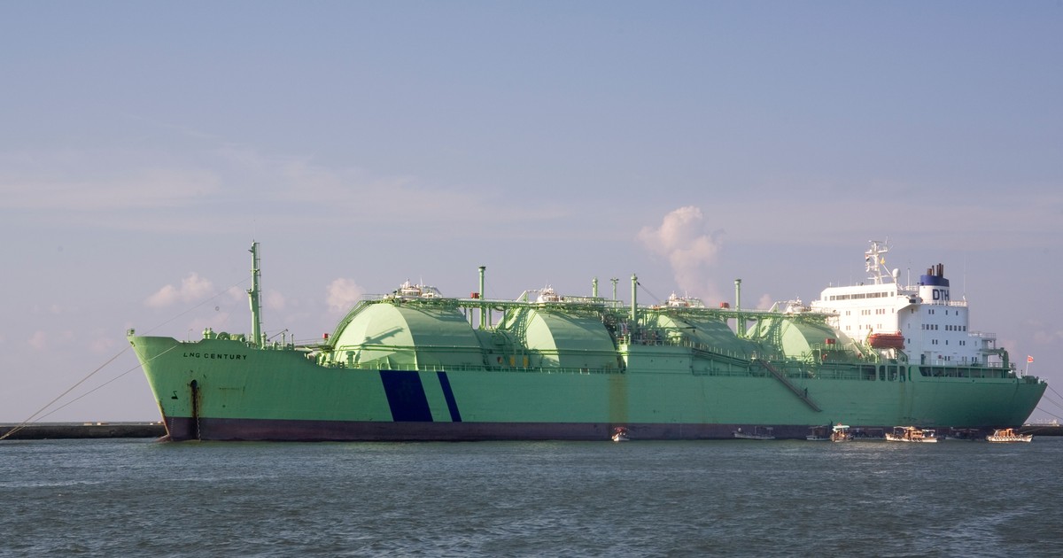 Navă de transport verde cu gaz natural lichefiat, care trece prin canalul Suez.