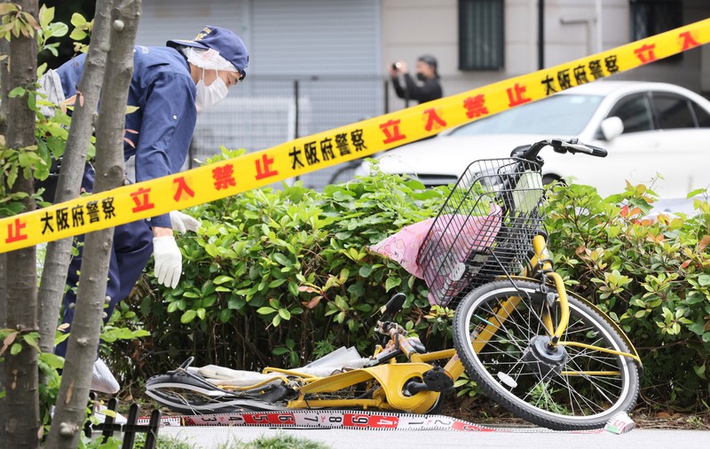 Un pensionar a căzut de la etajul 43 peste un biciclist, la Osaka. Cei doi bărbați au murit