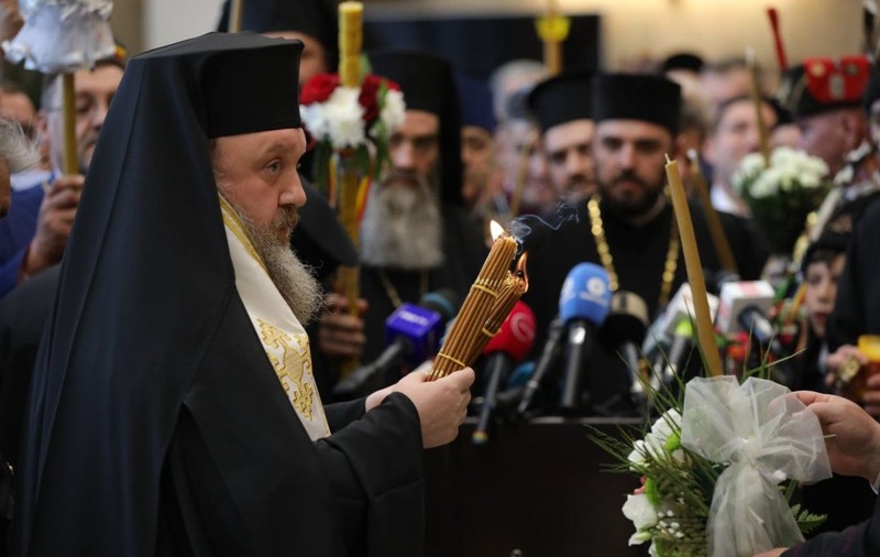 MAI a modificat acordul cu BOR: Slujbele vor fi fără credincioși, iar pâinea sfințită va fi dusă la domiciliu. Poliția nu mai împarte Lumina de Înviere